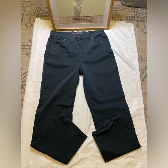 Gloria Vanderbilt Denim - Gloria Vanderbilt size 10 black Amanda straight leg jeans
